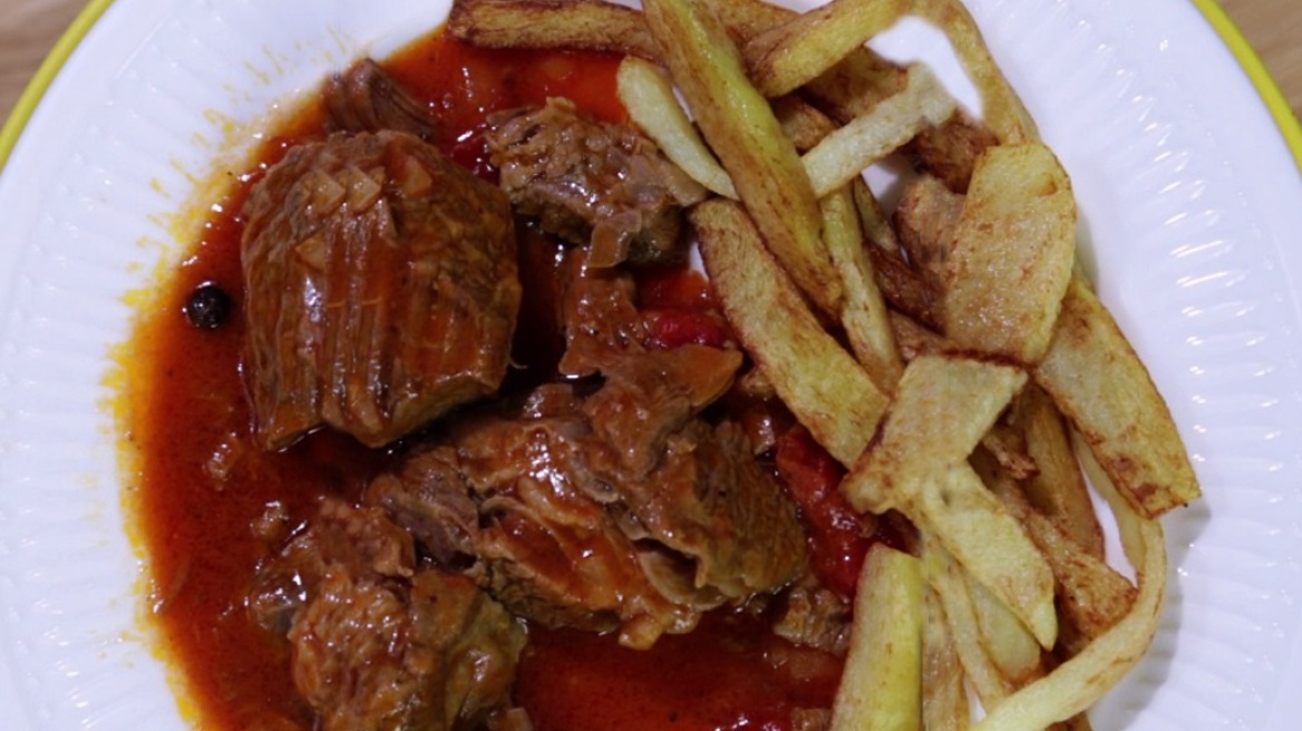 Μοσχαράκι κοκκινιστό παραδοσιακό