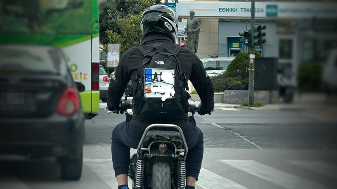 Viral οδηγός μηχανής στο Ηράκλειο που «φόρεσε» την πινακίδα κυκλοφορίας στην... πλάτη 