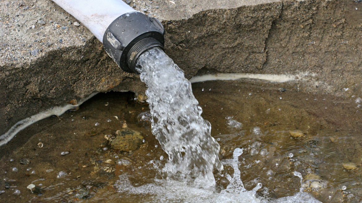 Ζάκυνθος: Επανέρχεται μετά από 20 ημέρες το νερό στα σπίτια της πόλης - Είχε εντοπιστεί πετρέλαιο στον αγωγό