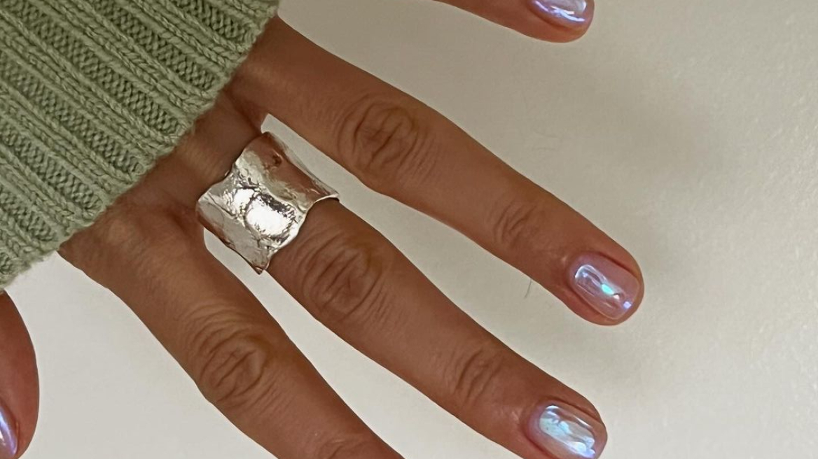 Aurora Nails: Η απάντηση του 2024 στο Glazed Donut μανικιούρ