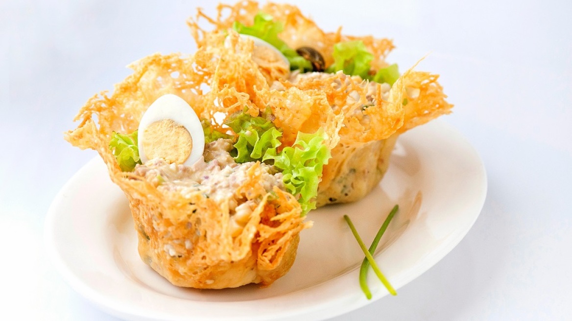 Πώς φτιάχνουμε στα μικροκύματα όμορφα καλαθάκια από τυρί