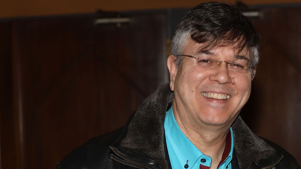 Δήμος Μυλωνάς για τεκνοθεσία από ομόφυλα ζευγάρια: Στο σχολείο θα πουν στο παιδί «πως λένε τη μαμά σου;» και θα πει «Λάκη»;