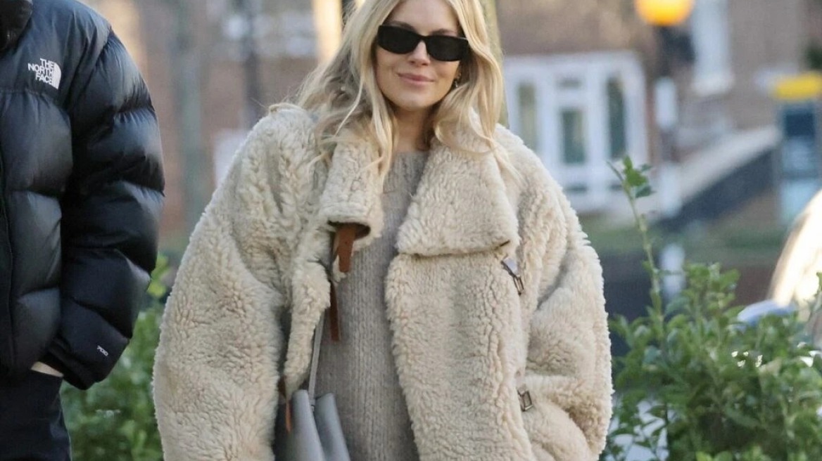 H Σιένα Μίλερ επαναφέρει την τάση των moto boots