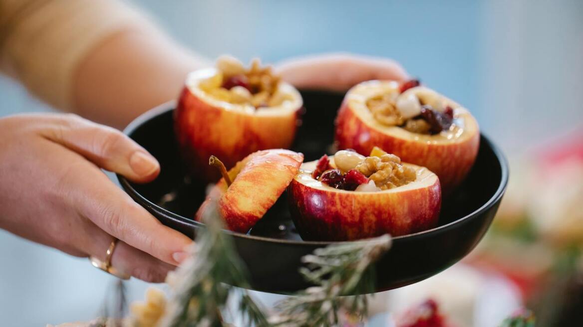 Δυο συνταγές με μήλα στο airfryer που θα απογειώσουν τη γεύση σας