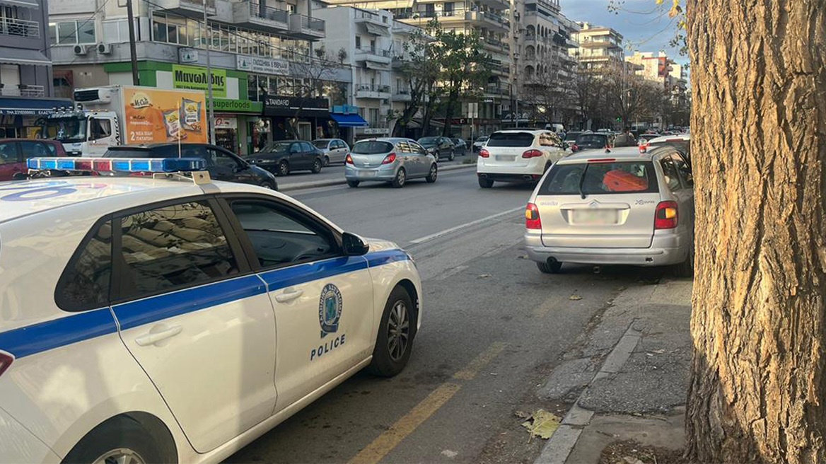 Επεισοδιακή διάρρηξη ΙΧ στη Θεσσαλονίκη - Οι δράστες συγκρούστηκαν με άλλο όχημα και διέφυγαν, δείτε φωτογραφίες