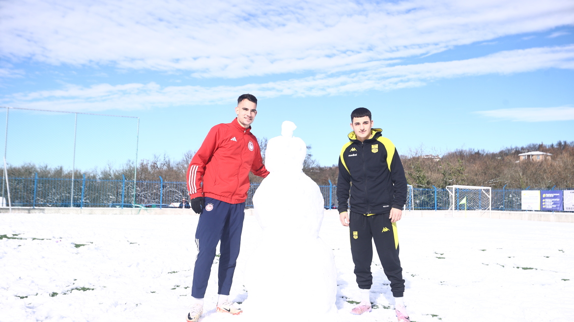 Άρης - Ολυμπιακός: Πήγαν για ποδόσφαιρο και έπαιξαν χιονοπόλεμο οι Νέοι των δύο ομάδων - Φωτογραφίες 