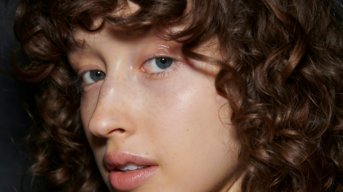 Έχετε σγουρά μαλλιά; Πρέπει να δοκιμάσετε αυτό το hack του TikTok για τέλεια σχηματισμένες μπούκλες