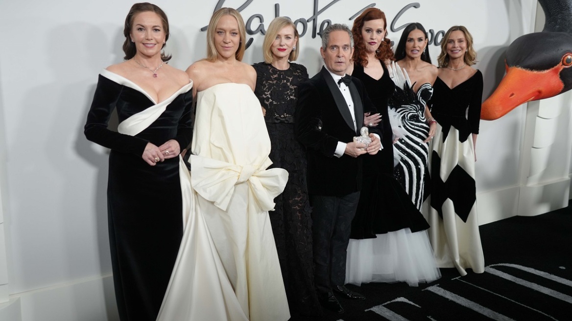 H Naomi Watts φίλησε έναν κύκνο στην πρεμιέρα της σειράς Feud 