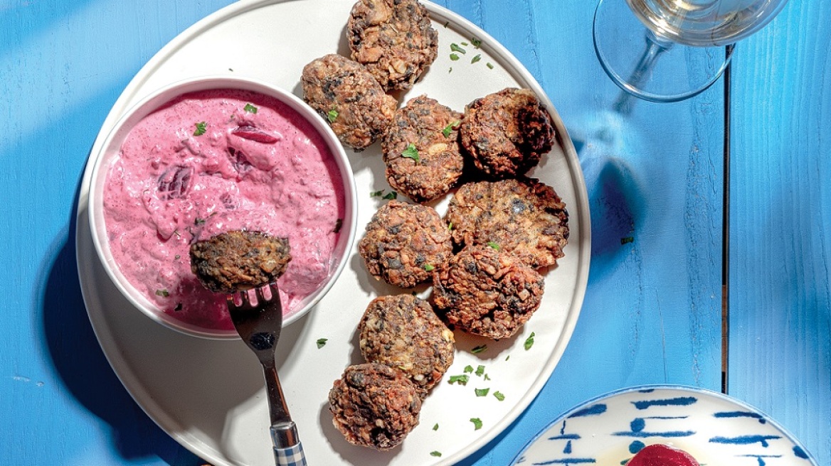 Μανιταροκεφτέδες με σάλτσα παντζαριού και λουίζας