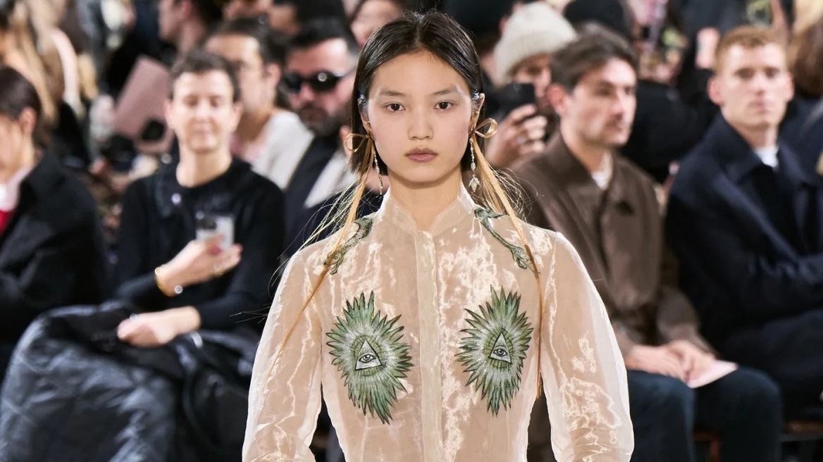 Αισθησιασμός και σουρεαλισμός: Η συλλογή της Simone Rocha για τον Jean Paul Gaultier τα είχε όλα