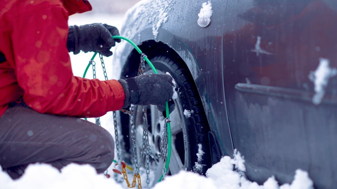 Αλυσίδες χιονιού vs αντιολισθητικές κουβέρτες: Τι να προτιμήσεις για το αυτοκίνητό σου