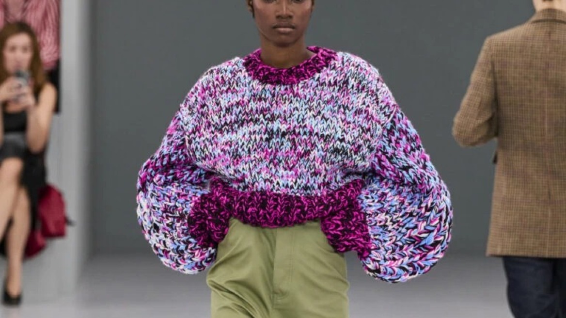 Χρωματιστά πουλόβερ: Η τάση που ανανεώνει το χειμερινό styling