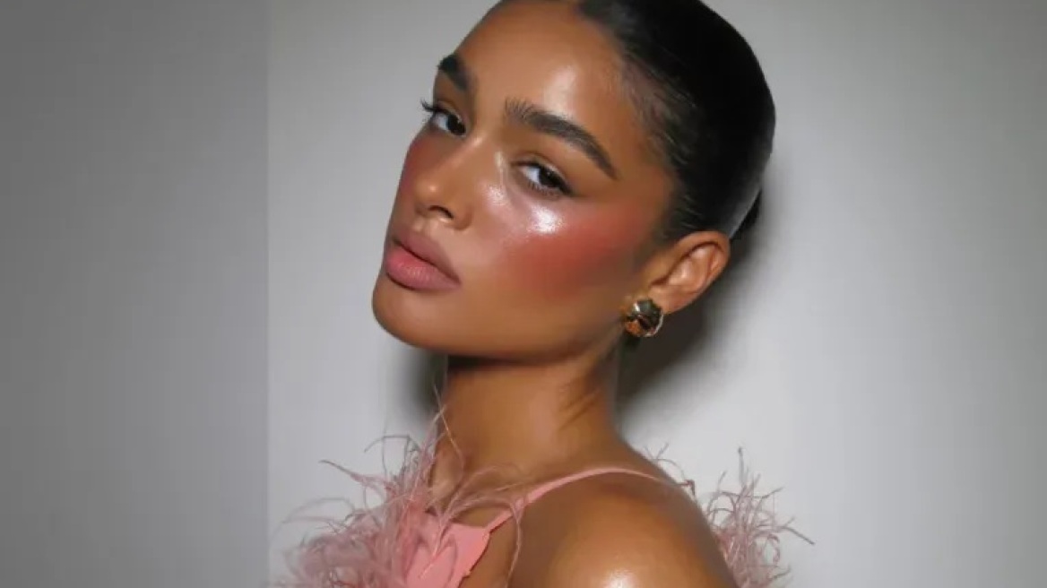 Glazed blush: Το trend που κάνει το ρουζ να δίνει υγιή λάμψη στο πρόσωπο