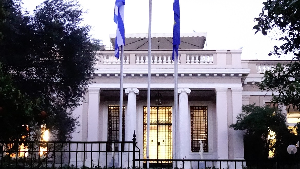 Δεν σχολιάζουμε δηλώσεις ή ομιλίες πρώην πρωθυπουργών, λέει το Μαξίμου για Σαμαρά και Καραμανλή