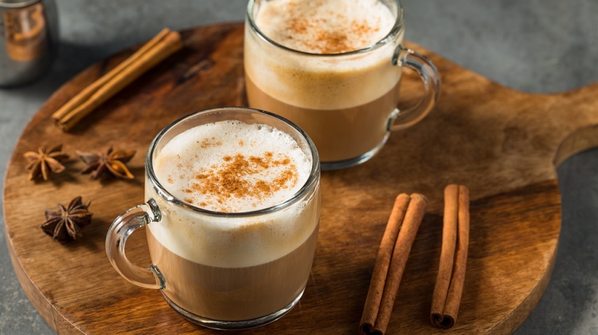 Chai latte: το δημοφιλές ζεστό μαύρο τσάι με γάλα και μπαχαρικά (+συνταγή)