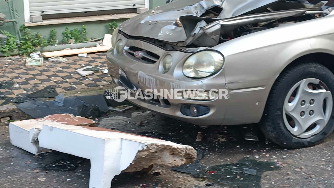 Χανιά: Αποκολλήθηκε μέρος μπαλκονιού κι έπεσε πάνω σε ΙΧ - Δείτε φωτογραφίες