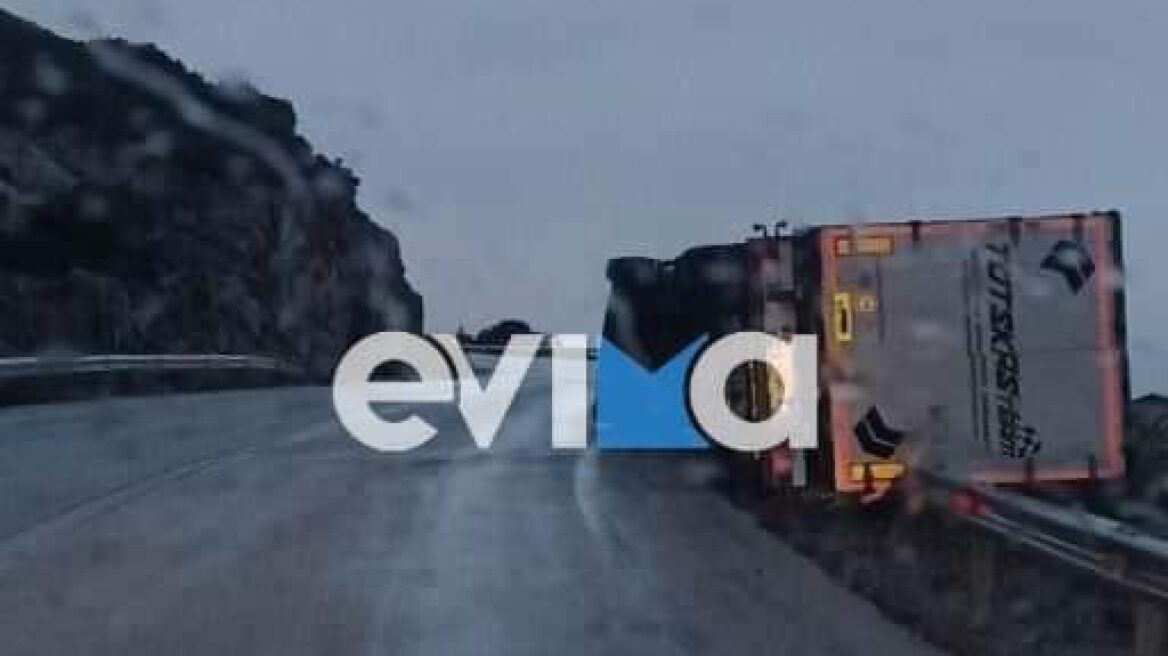 Τρομακτικό τροχαίο στην Εύβοια: Νταλίκα ντελαπάρισε από τον αέρα και κρεμάστηκε σε γκρεμό