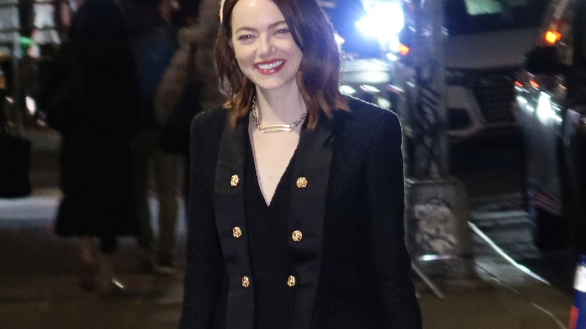 Η Έμα Στόουν δείχνει πώς φοριέται η μίνι φούστα το χειμώνα