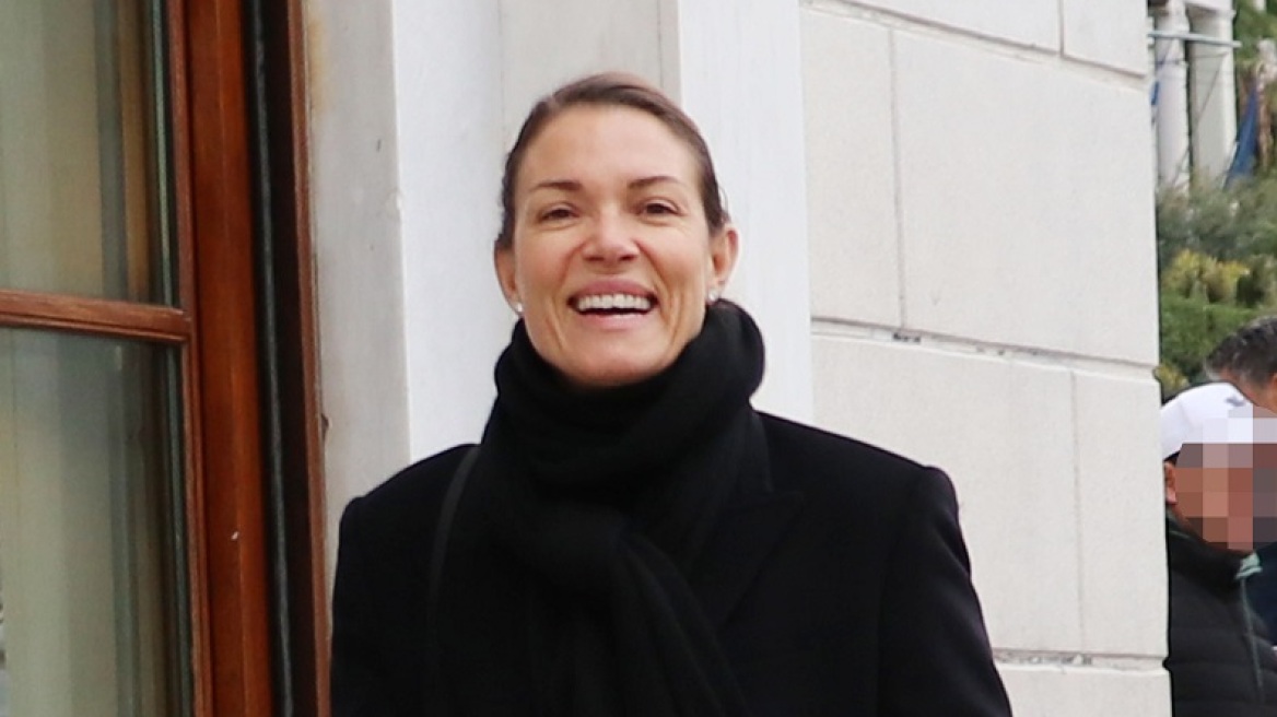 Βίκυ Καγιά: Χαμογελαστή στο κέντρο της Αθήνας με ζεστό, μαύρο σύνολο 