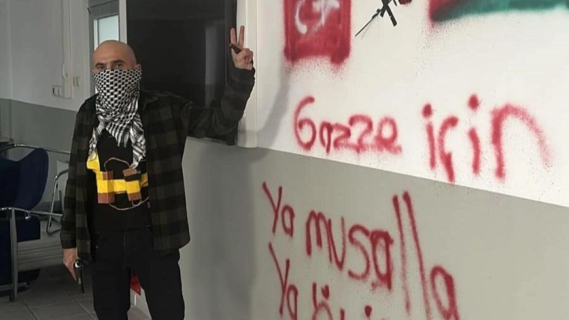 Τουρκία: Πολύωρη η ομηρία στο εργοστάσιο - Ποζάρει με παλαιστινιακή μαντίλα ο εισβολέας