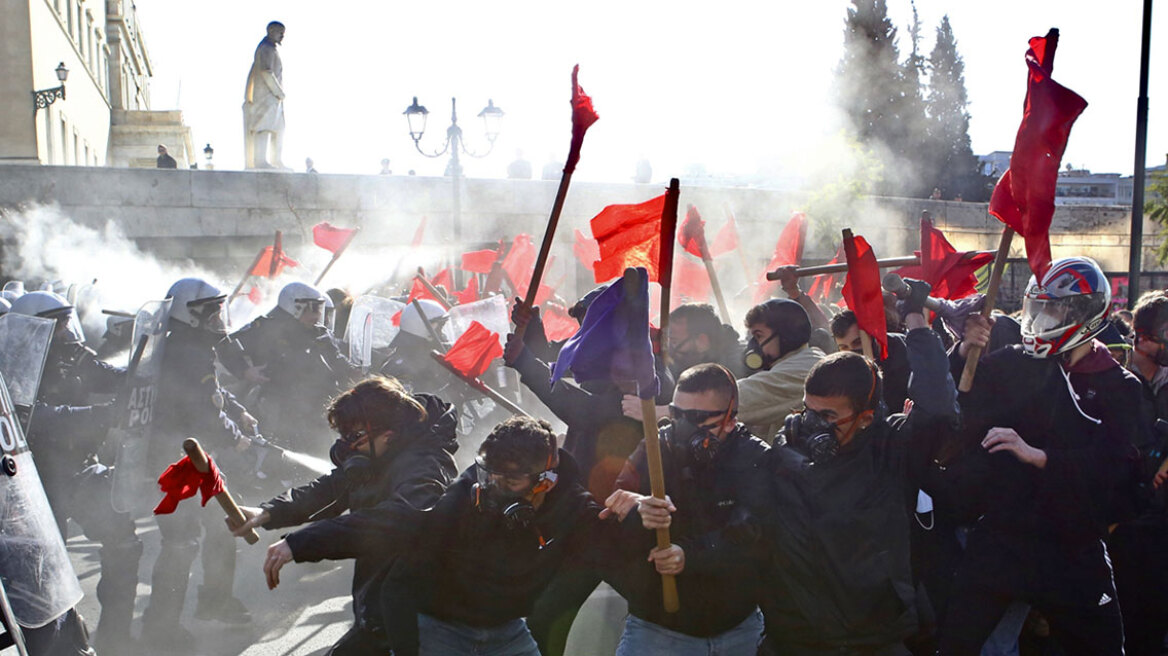 Πανεκπαιδευτικό συλλαλητήριο: Επεισόδια διαδηλωτών με την Αστυνομία (βίντεο & φωτογραφίες)