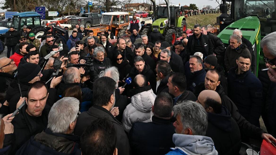 Με αγρότες στην Ημαθία συναντήθηκε ο Ανδρουλάκης - «Ο Μητσοτάκης τρέχει να αντιμετωπίσει τα προβλήματα που δημιούργησε»