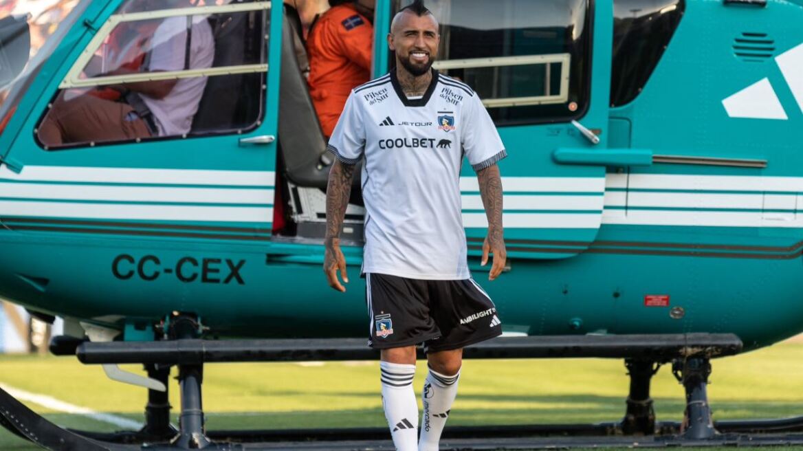 Επέστρεψε ως... βασιλιάς στην Κόλο Κόλο ο Βιδάλ - Έφτασε με ελικόπτερο, φόρεσε το στέμμα και καβάλησε άλογο - Βίντεο 