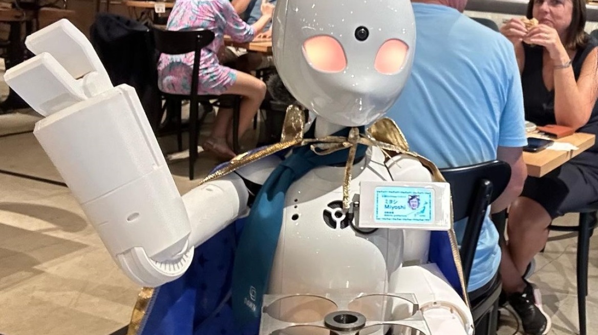 Σε αυτό το μοναδικό στον κόσμο καφέ, όλοι οι υπάλληλοι είναι με τηλεργασία και τους πελάτες εξυπηρετούν ρομπότ