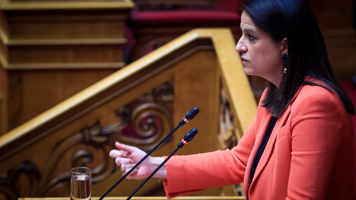Η Κεραμέως ενημέρωσε Έλληνες εκλογείς της Μεγάλης Βρετανίας για την επιστολική ψήφο