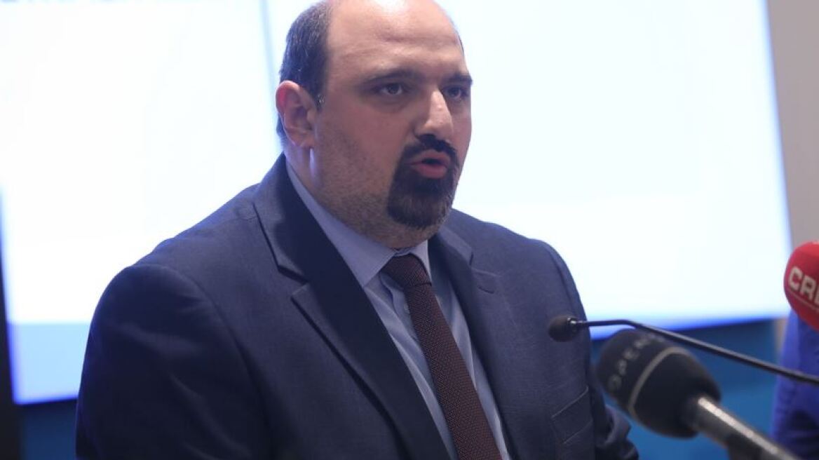 Συγκέντρωση διαμαρτυρίας έξω από το πολιτικό γραφείο του Χρήστου Τριαντόπουλου στο Βόλο