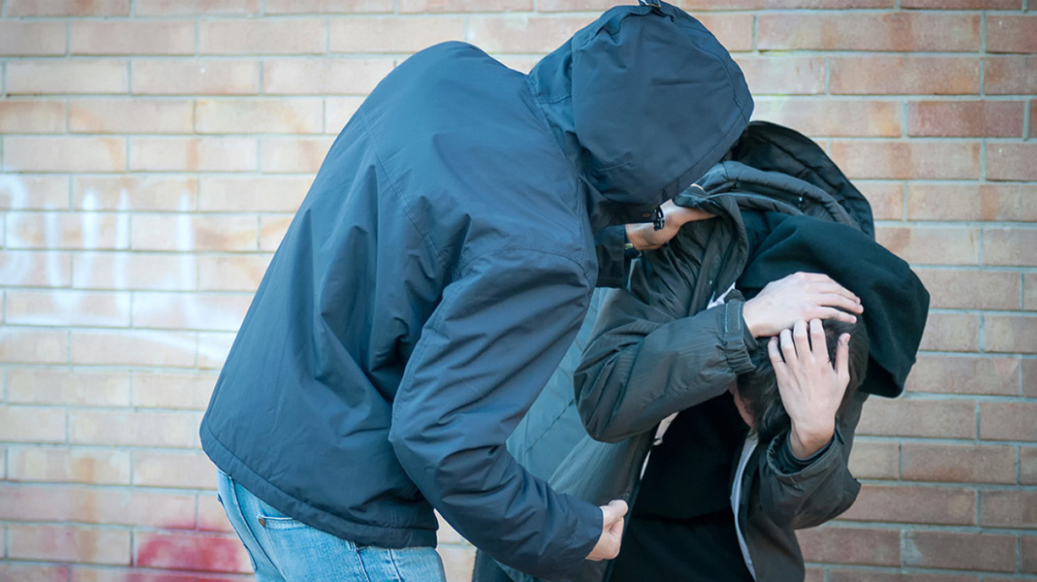 Πύργος: Ένας 21χρονος και δυο 17χρονοι κατηγορούνται για ξυλοδαρμό ανήλικου