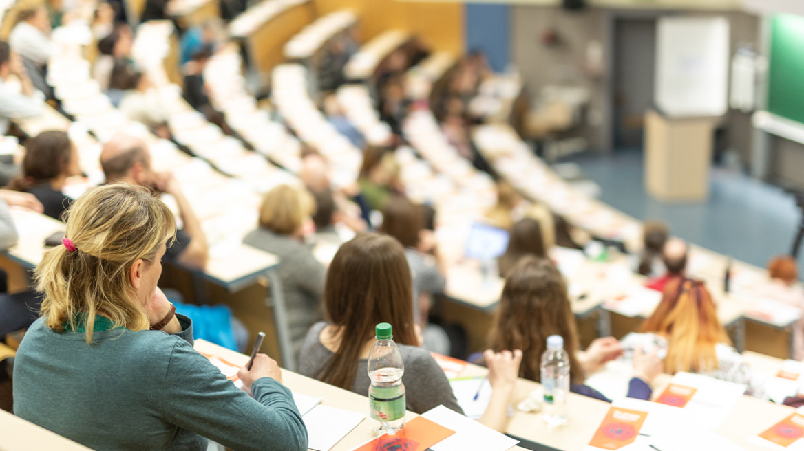 Εξεταστική: «Όχι» στις διαδικτυακές εξετάσεις από 200 καθηγητές - Ανάμεσά τους και ο Βαρουφάκης