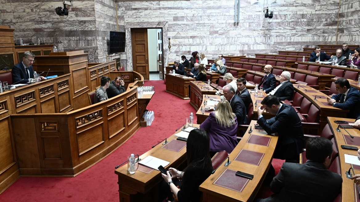Ομόφυλα ζευγάρια: Το νομοσχέδιο υπερψηφίστηκε στις επιτροπές από ΝΔ, ΣΥΡΙΖΑ, ΠΑΣΟΚ, Νέα Αριστερά, Πλεύση Ελευθερίας