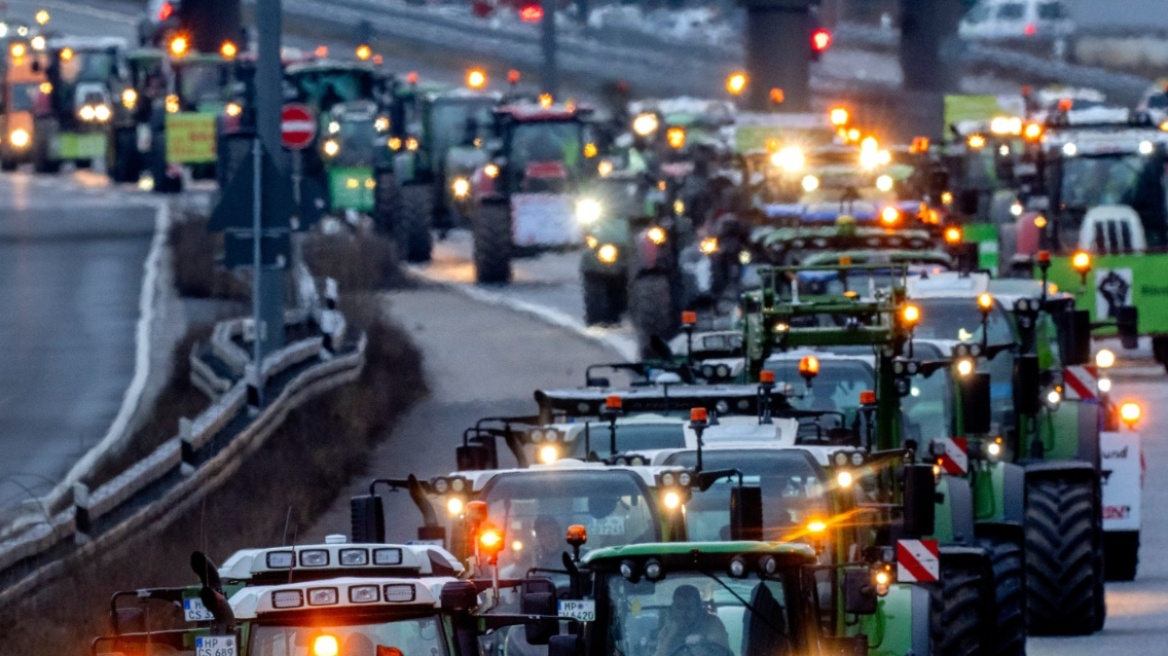 Ολλανδία: Αγρότες κλείνουν δρόμους