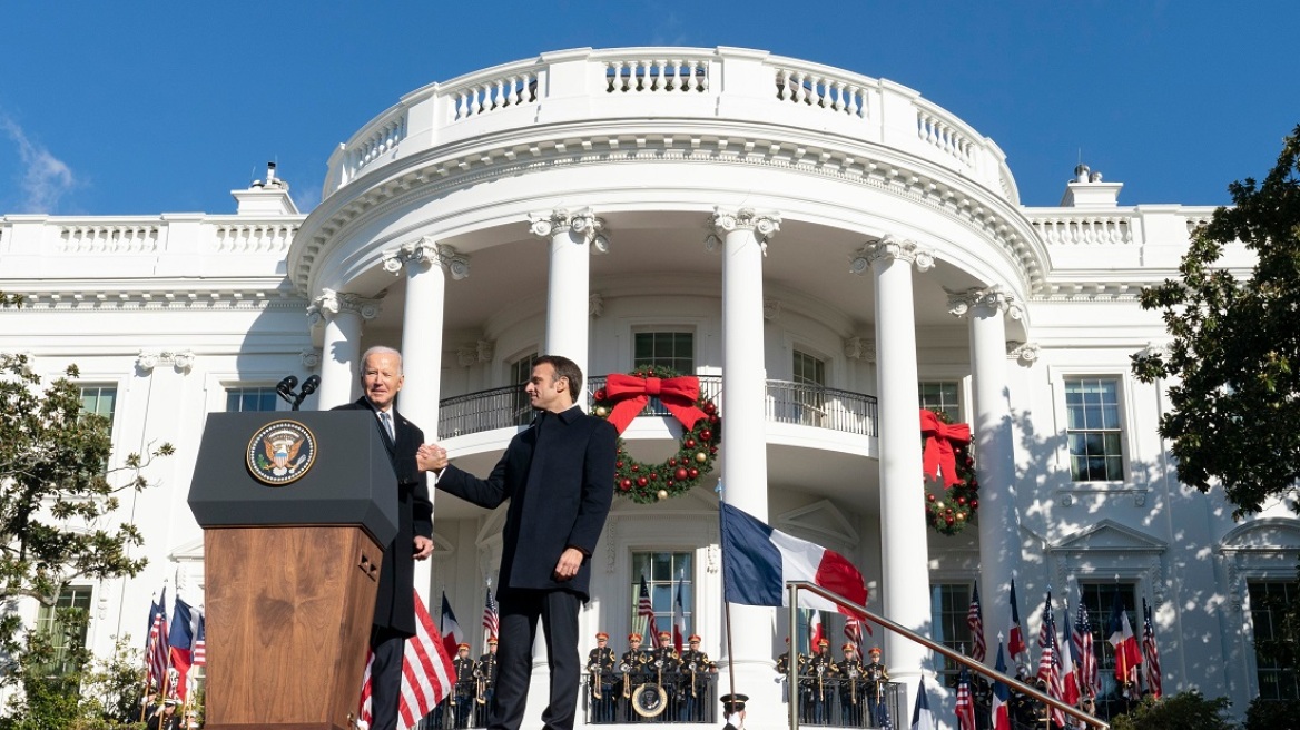 Νέα γκάφα Μπάιντεν: Μπέρδεψε τον Μακρόν με τον πεθαμένο Μιτεράν - Είπε ότι συναντήθηκε μαζί του