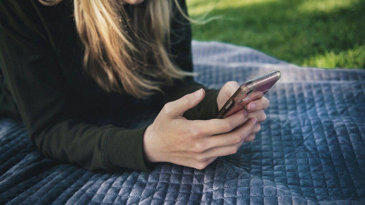 Έστειλε μήνυμα στον αριθμό του νεκρού πατέρα της – Αυτό που έγινε δεν το περίμενε