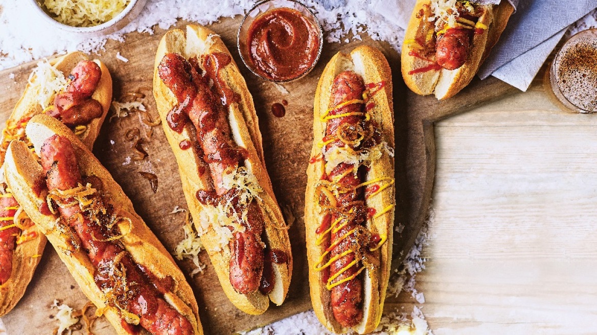 Λαχταριστά χοτ ντογκ με καραμελωμένα κρεμμύδια, έτοιμα στο πι και φι