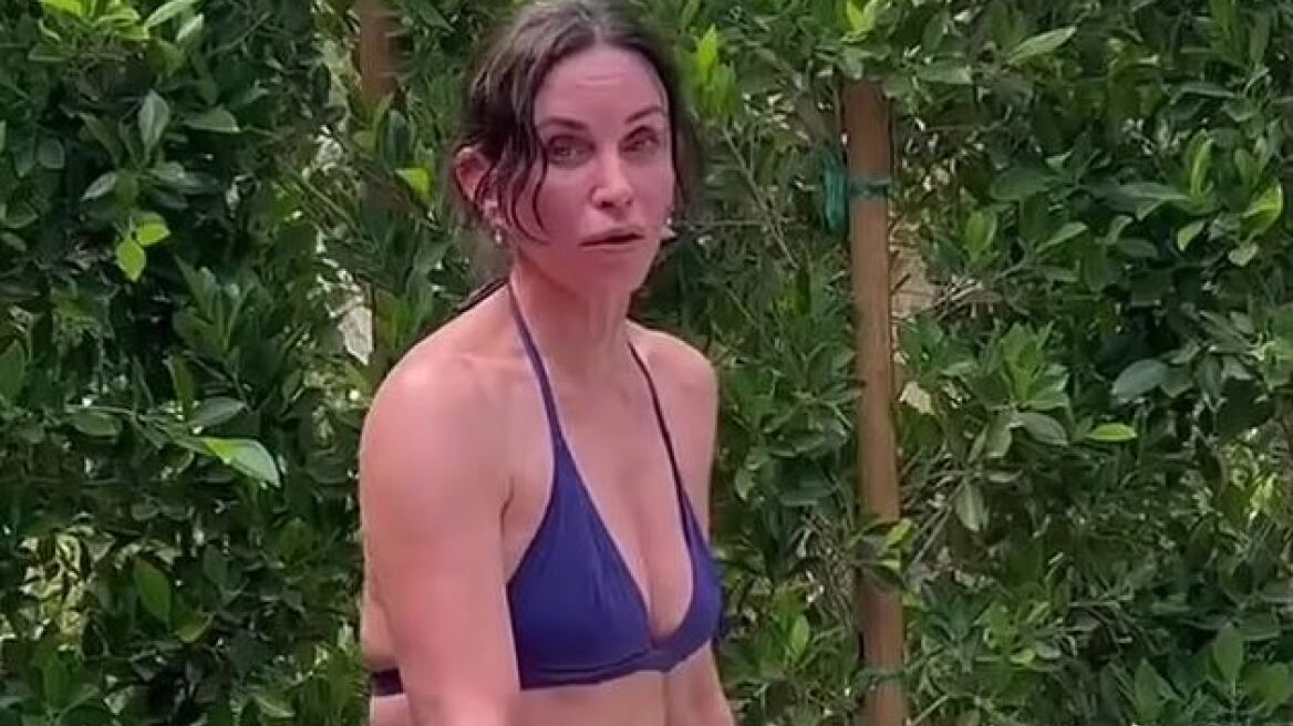 Κόρτνεϊ Κοξ: Άψογη σιλουέτα στα 59 της - Το βίντεο λίγο πριν κάνει ένα παγωμένο μπάνιο