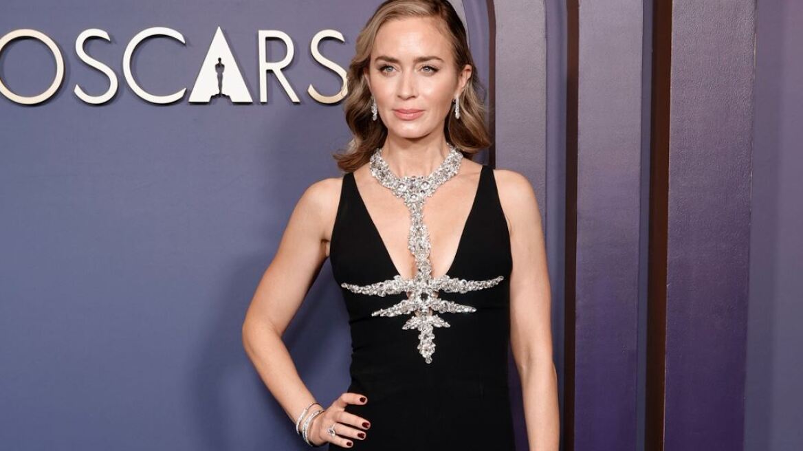 H Emily Blunt συνδυάζει ιδανικά sneakers με κοστούμι 