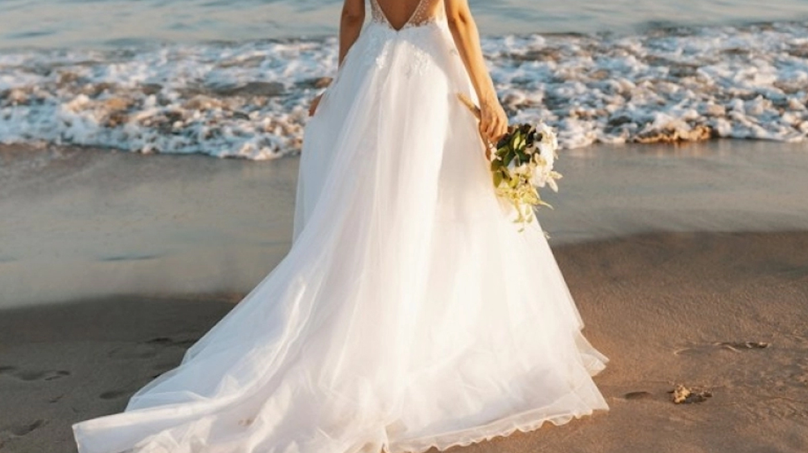 Τον εκδικήθηκε την ημέρα του γάμου: Αντί για τους όρκους διάβασε τα μηνύματα με τις ερωμένες του