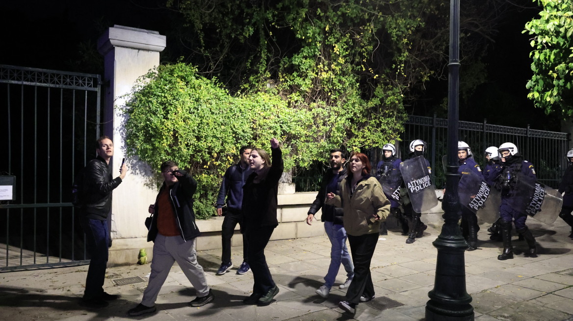 Ομάδα φοιτητών έξω από το Μαξίμου επιχείρησε ν' ανοίξει πανό - Δείτε βίντεο