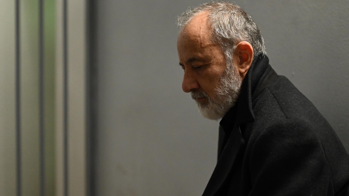 Σασμός: Ο Παύλος οδηγείται στο τμήμα