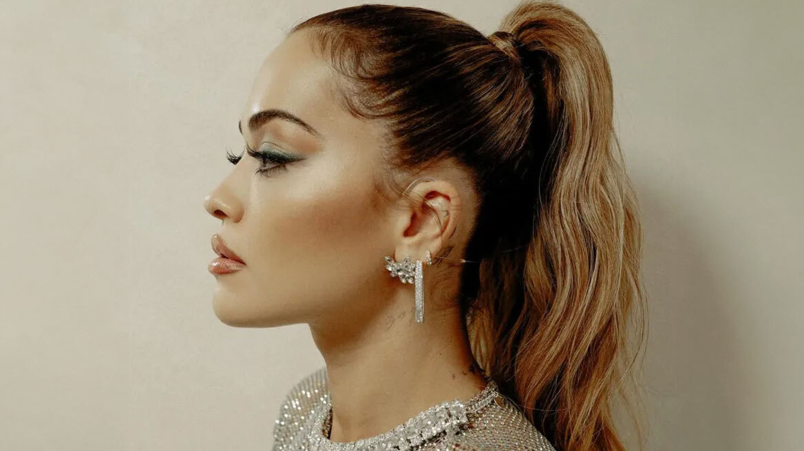 Η Rita Ora μας δίνει έμπνευση να ξαναφορέσουμε το αγαπημένο μας αξεσουάρ μαλλιών στα ’90s