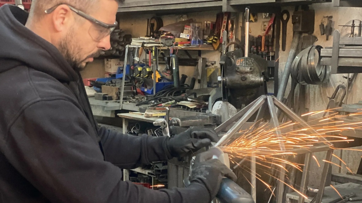 Ο Νίκος επέλεξε τα Άνω Πορόια για να εξελίξει το επάγγελμα του σιδερά