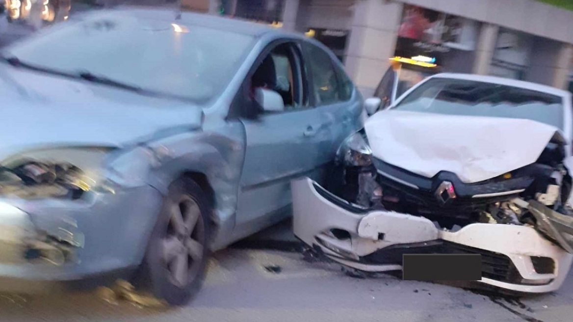 Λάρισα: Σφοδρή σύγκρουση δύο ΙΧ - Μία γυναίκα τραυματίας