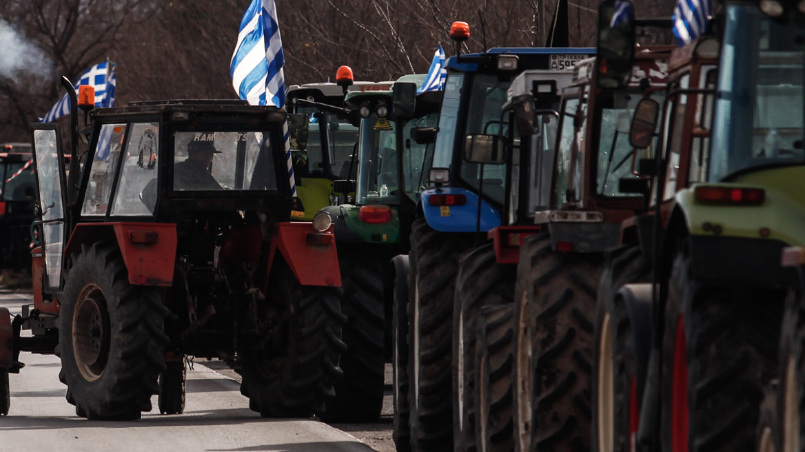 Δείτε βίντεο: Αγρότες στην Αλεξανδρούπολη πολιόρκησαν με τα τρακτέρ τους τον Αυγενάκη - Έφτασαν μέχρι το αεροδρόμιο
