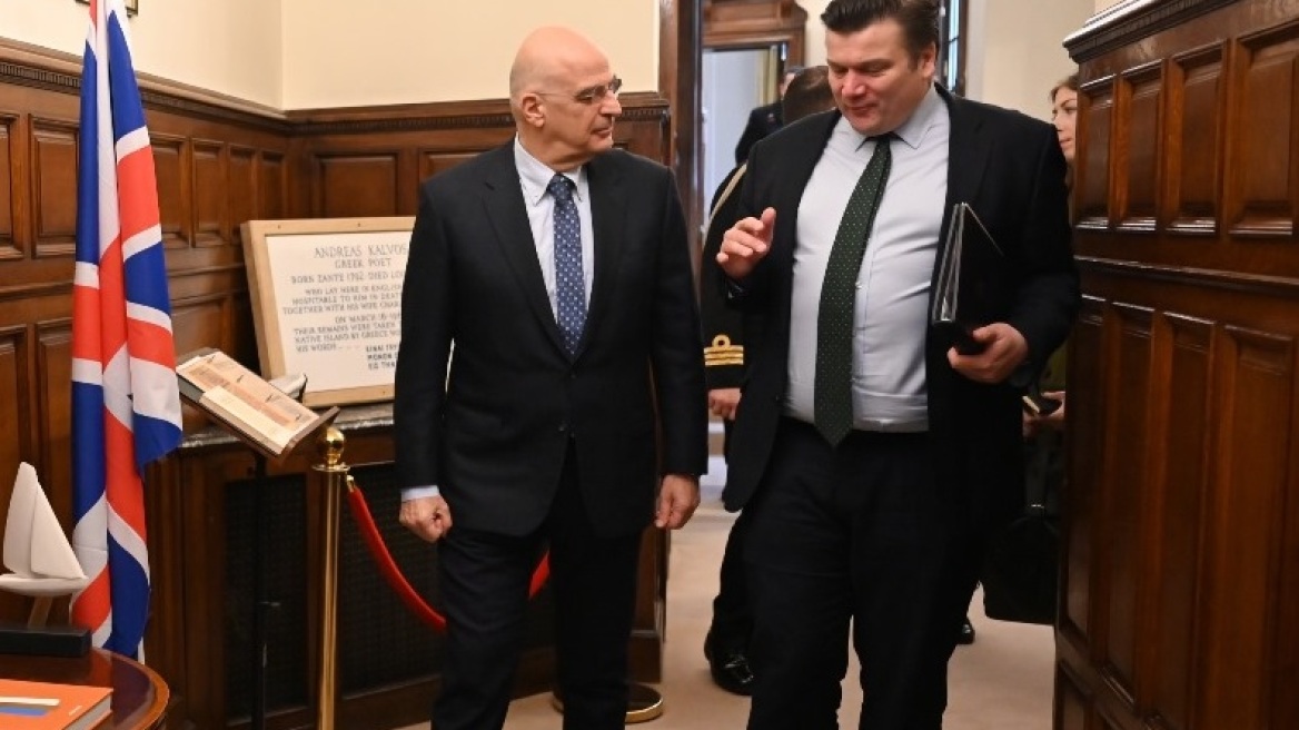 Δένδιας σε Βρετανό ομόλογό του: Η Ελλάδα θα υπερασπιστεί την ελεύθερη ναυσιπλοΐα σε συνεργασία με τους συμμάχους της