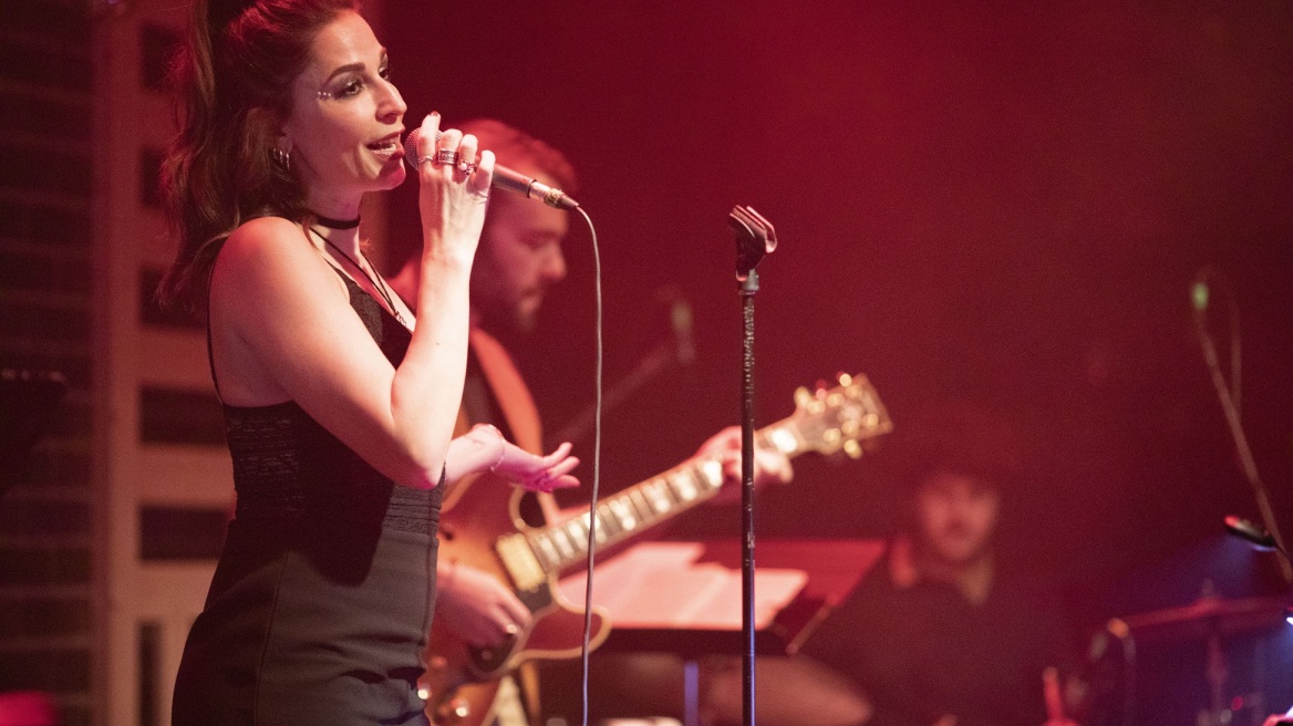 Κατερίνα Παπουτσάκη: Η σέξι εμφάνισή της πάνω στη σκηνή με μίνι φούστα και μαύρες μπότες