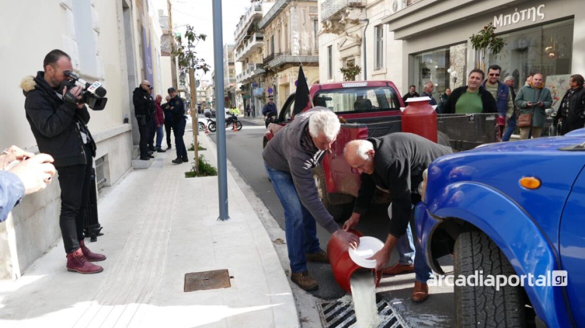 Κινητοποίηση κτηνοτρόφων στην Τρίπολη - Έριξαν γάλα έξω από την Περιφέρεια Πελοποννήσου