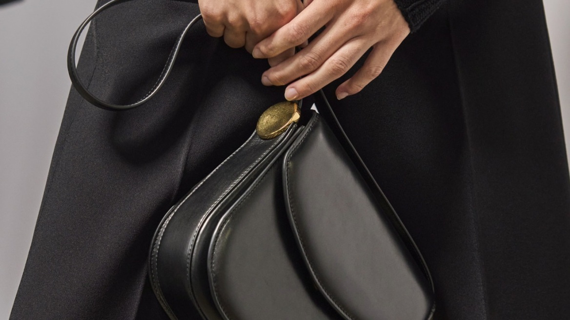 Οι ωραιότερες μαύρες τσάντες για να επενδύσετε αυτή τη σεζόν